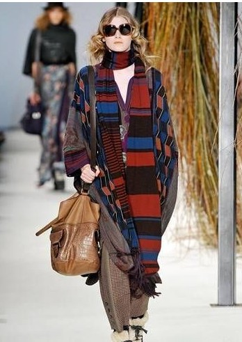 怎样用长款围巾掩饰臃肿