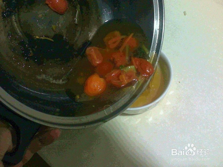 老年人怎样用烩菜锅底做西红柿汤