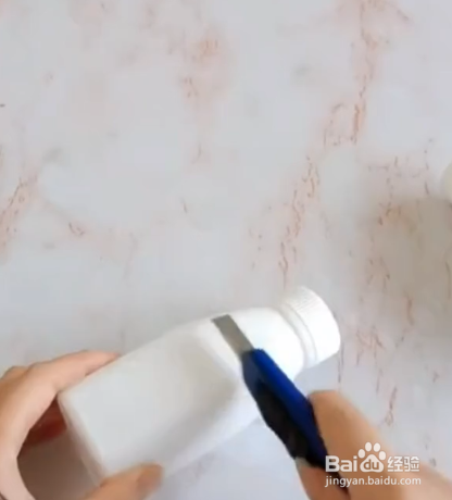 怎样用废弃的酸奶瓶子制作笔筒