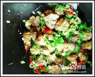 香辣排骨的炒法