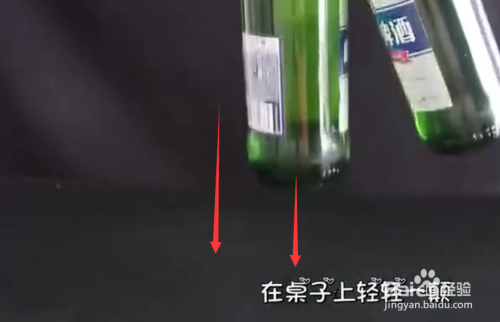 徒手开啤酒瓶盖的方法