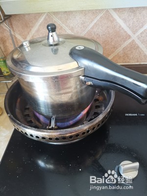 如何做内蒙古特色菜猪骨头烩酸菜？