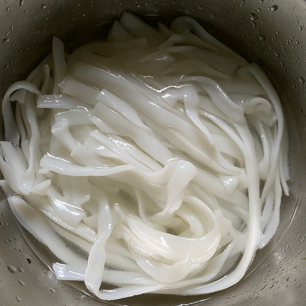 咖喱酱鸡蛋玉米热狗肠炒河粉