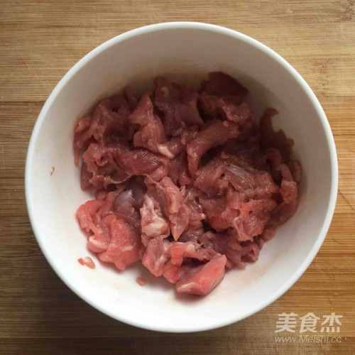 切好牛肉絲,用少許澱粉,料酒醃製.