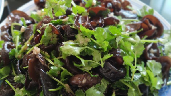 凉拌香菜蒜蓉木耳