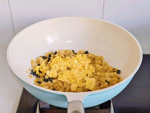 墨斗鱼肠蛋炒饭