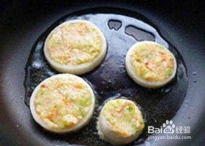 土豆鸡蛋饼的做法。