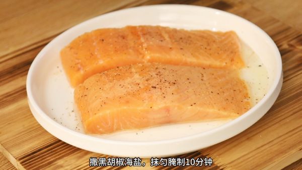 柠檬蒜香薄盐煎三文鱼