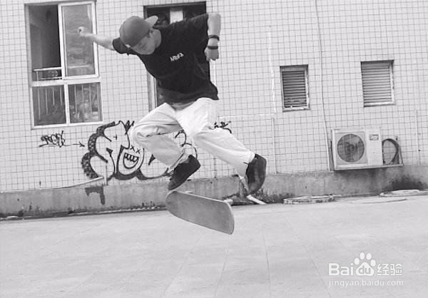 狼博滑板怎么滑