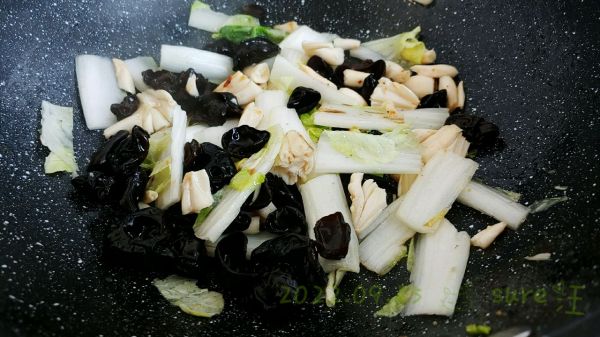 菌菇白菜焖鱼丸