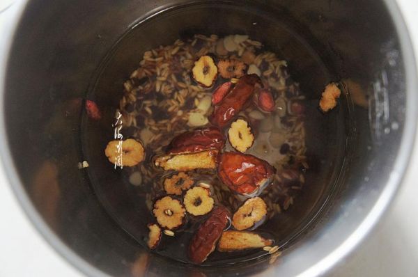 早餐来一碗红枣杂粮羹