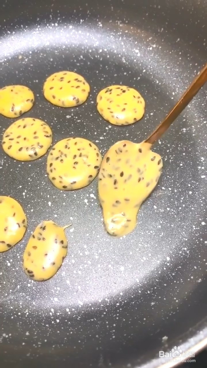 如何制作芝麻蛋黄饼？