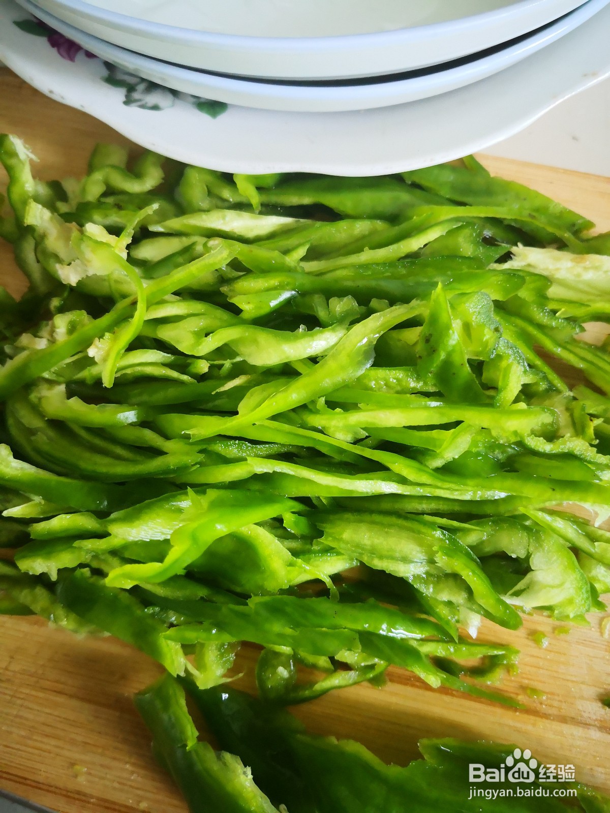 如何制作青椒火腿肠炒鸡蛋
