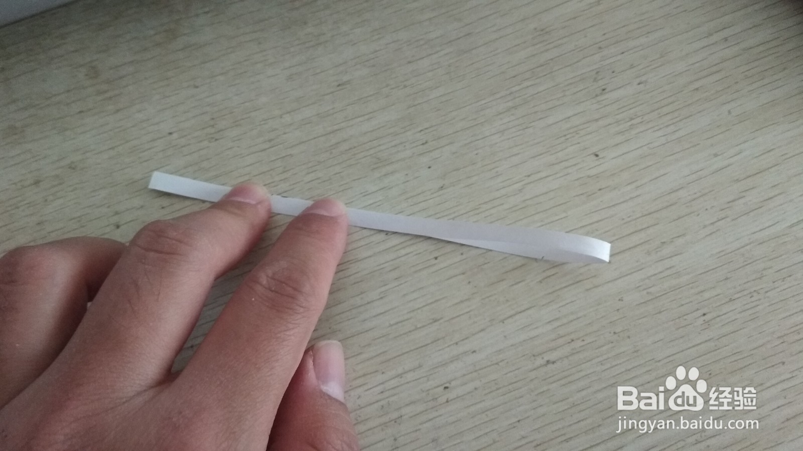 如何用一个细长的纸条做三面放中性笔的简易支架