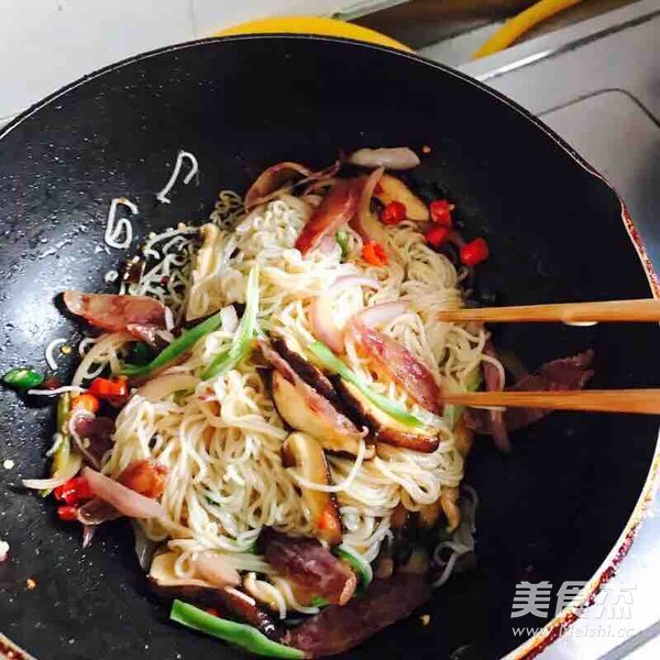 腊肠炒米粉的做法