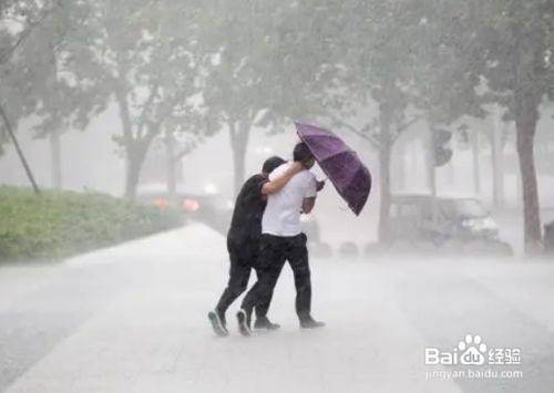 暴雨导致马路积水遇到车辆熄火时应该怎么办