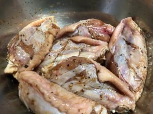 在家制作美味的烤箱薯片鸡翅
