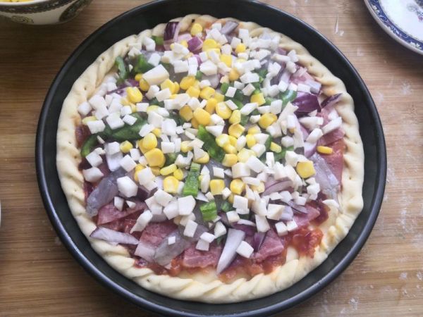 自制海鲜至尊披萨