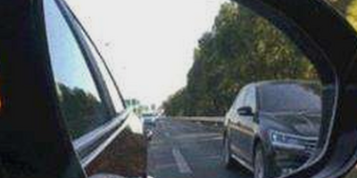 机动车在道路边临时停车时应怎样做