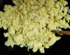 蘑菇青椒炒鸡蛋