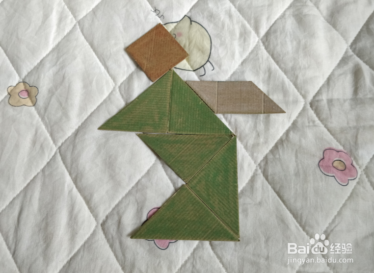 用九巧板怎么拼一个练习蒙古舞的小哥哥呢？