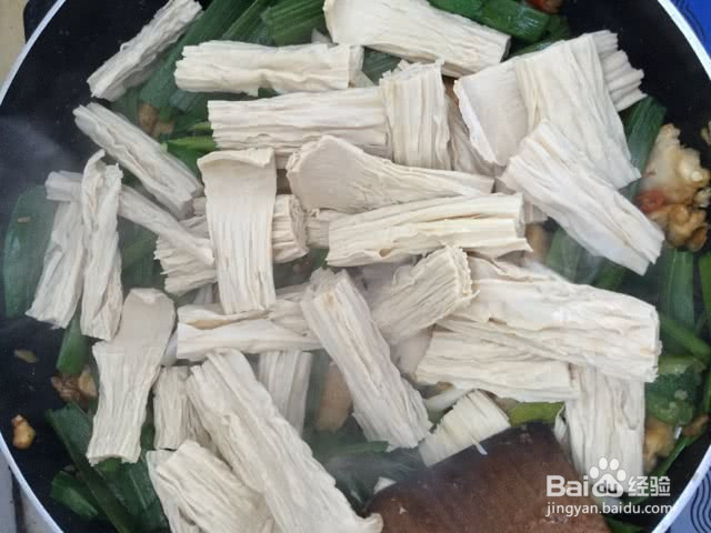 青蒜腐竹烧肉的做法