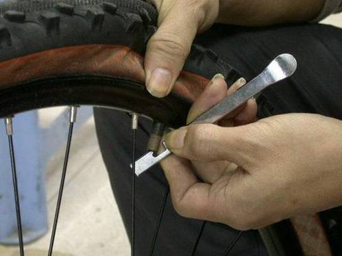 怎样正确地撬胎