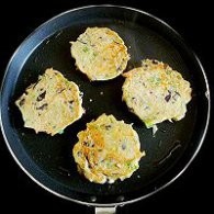 过年回家美食记94--青椒胡萝卜鸡蛋茄饼