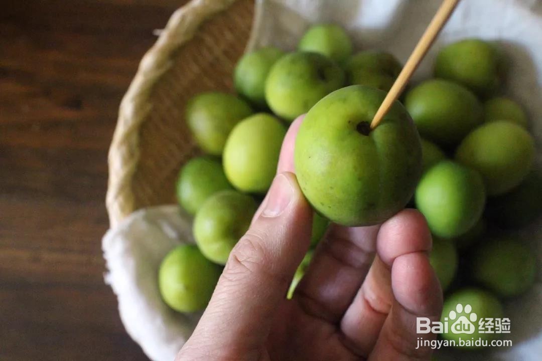 如何自制梅子酒?