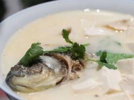 手把手教你做鲫鱼豆腐汤(汤色奶白,鲜香肥美)