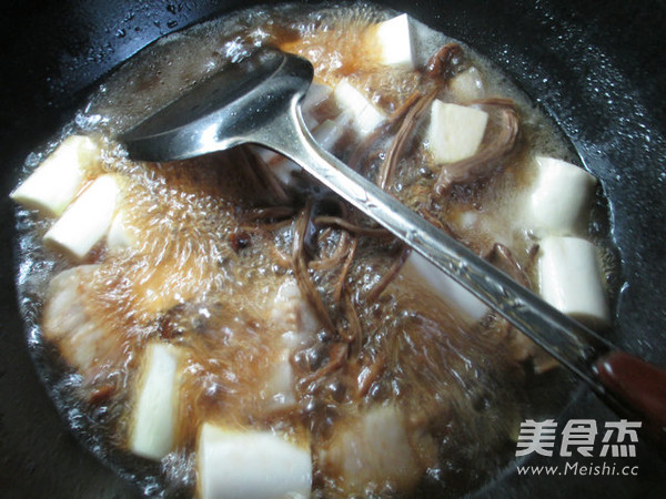 茶树菇茭白烧五花肉