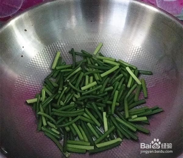 怎么制作美味的蒜苗炒猪血丸子？