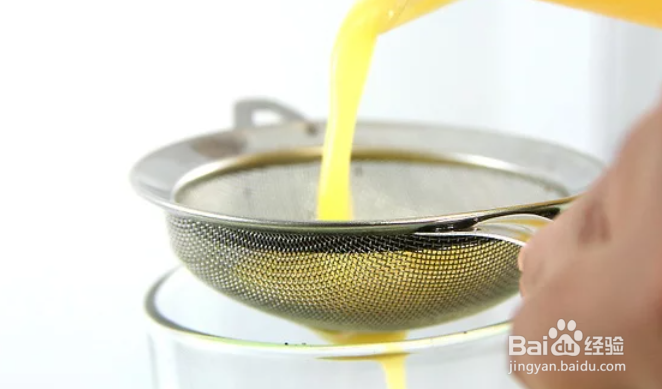 制作新鲜的芒果汁