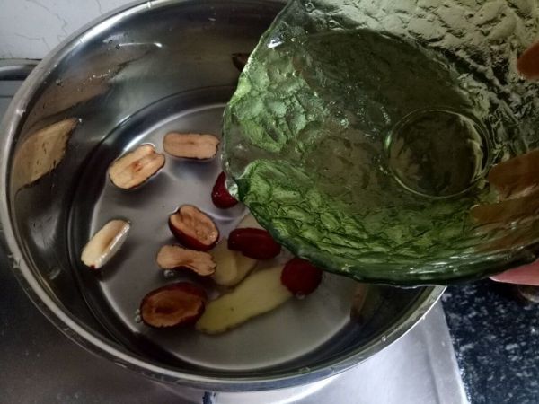 排毒去湿姜枣茶