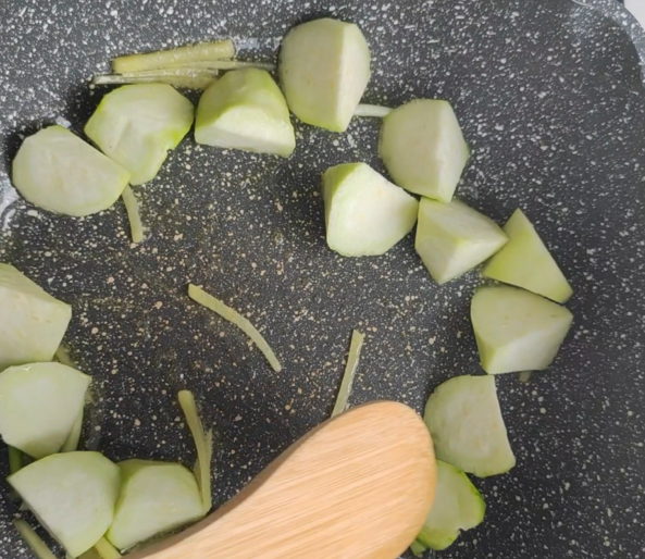 丝瓜花蛤豆腐汤