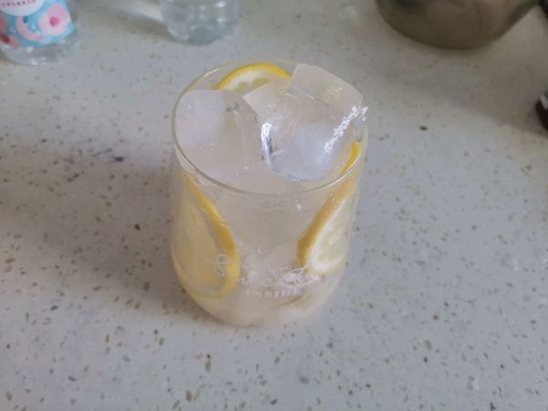 荔枝草莓柠檬冰饮