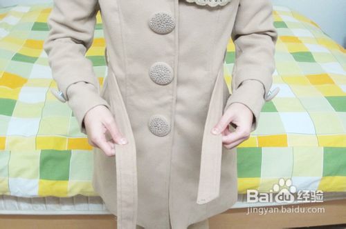 冬天大衣腰带怎么系蝴蝶结