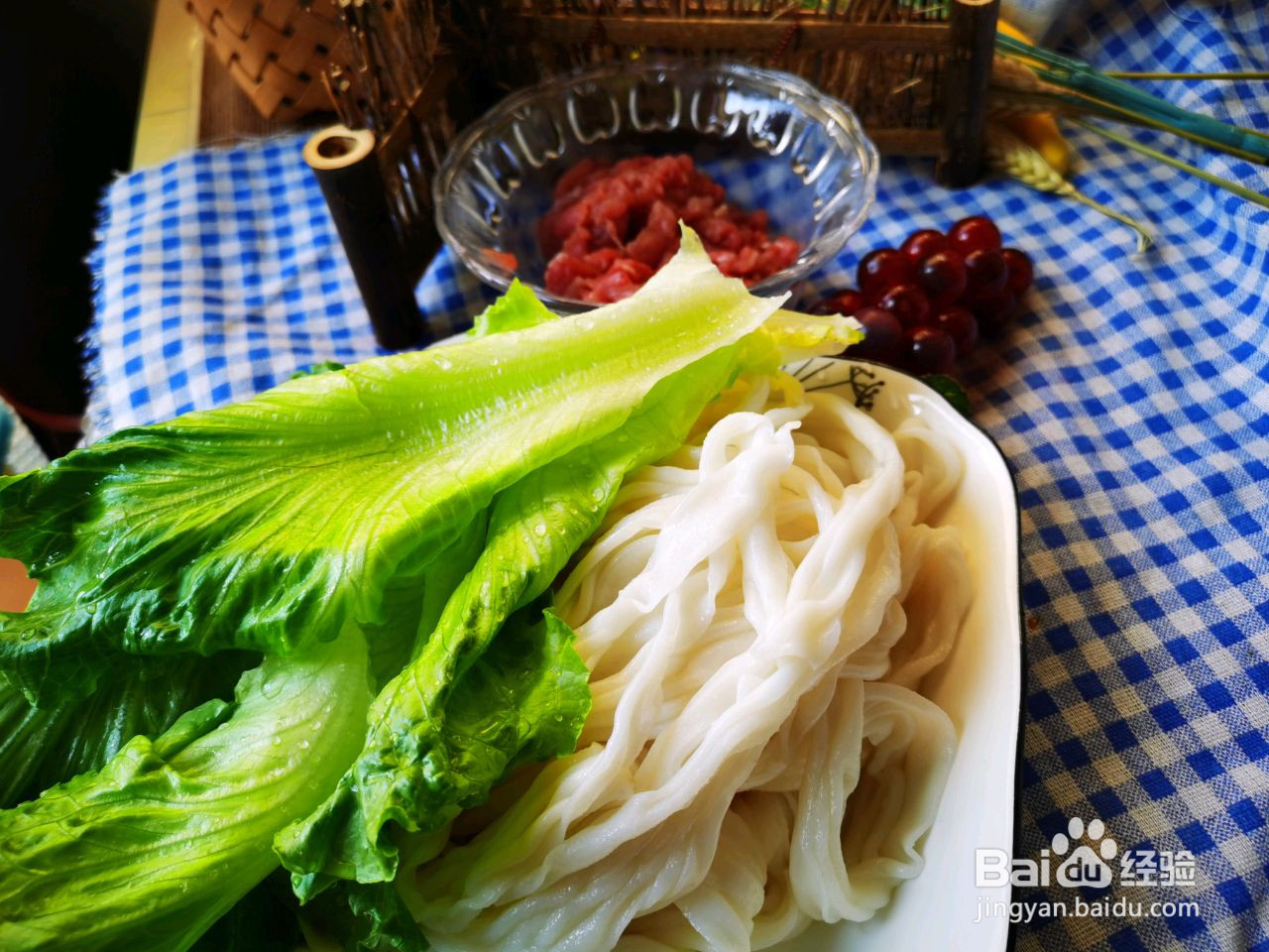 生菜瘦肉炒河粉。的做法