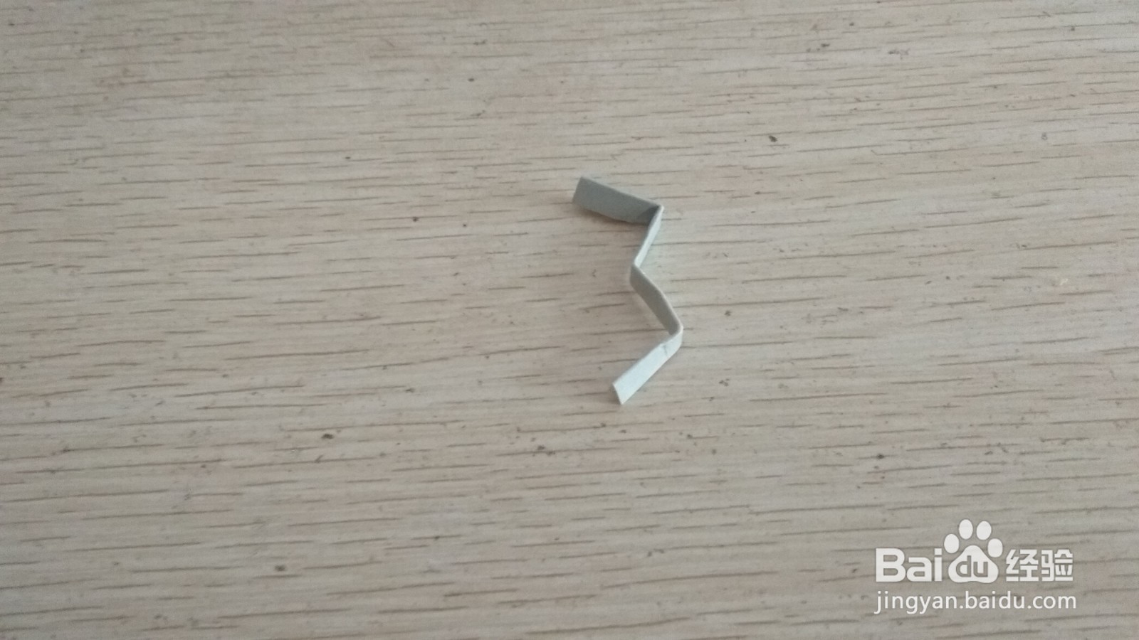 如何用一块长方形硬卡纸做三支中性笔的简易支架