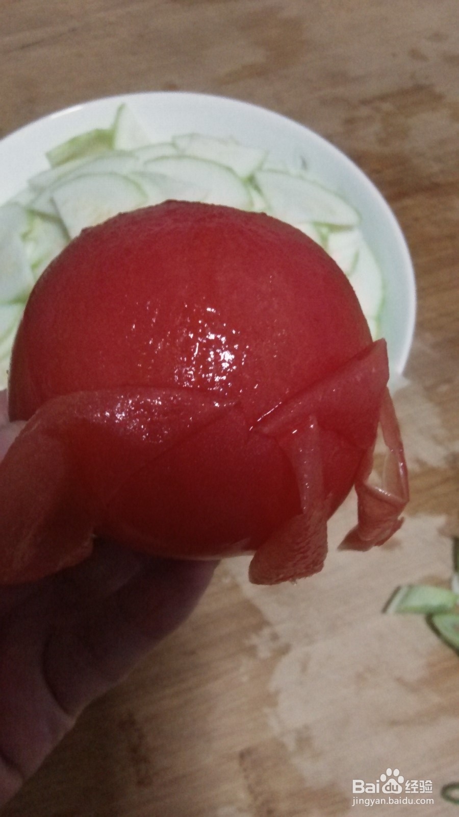 西红柿炒西葫芦,巧剥西红柿皮