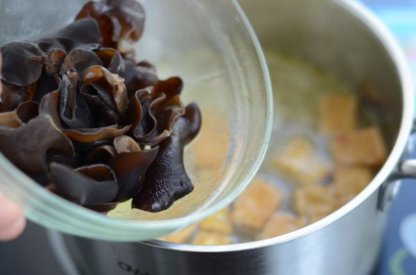 鸡汁小白菜豆腐汤