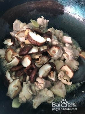 养生食补香菇板栗烧鸡的做法