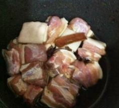 如何在家中做出好吃美味的电饭煲煮五花肉！