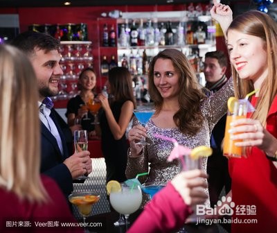 在社交场合中该如何将在场的宾客介绍给他人