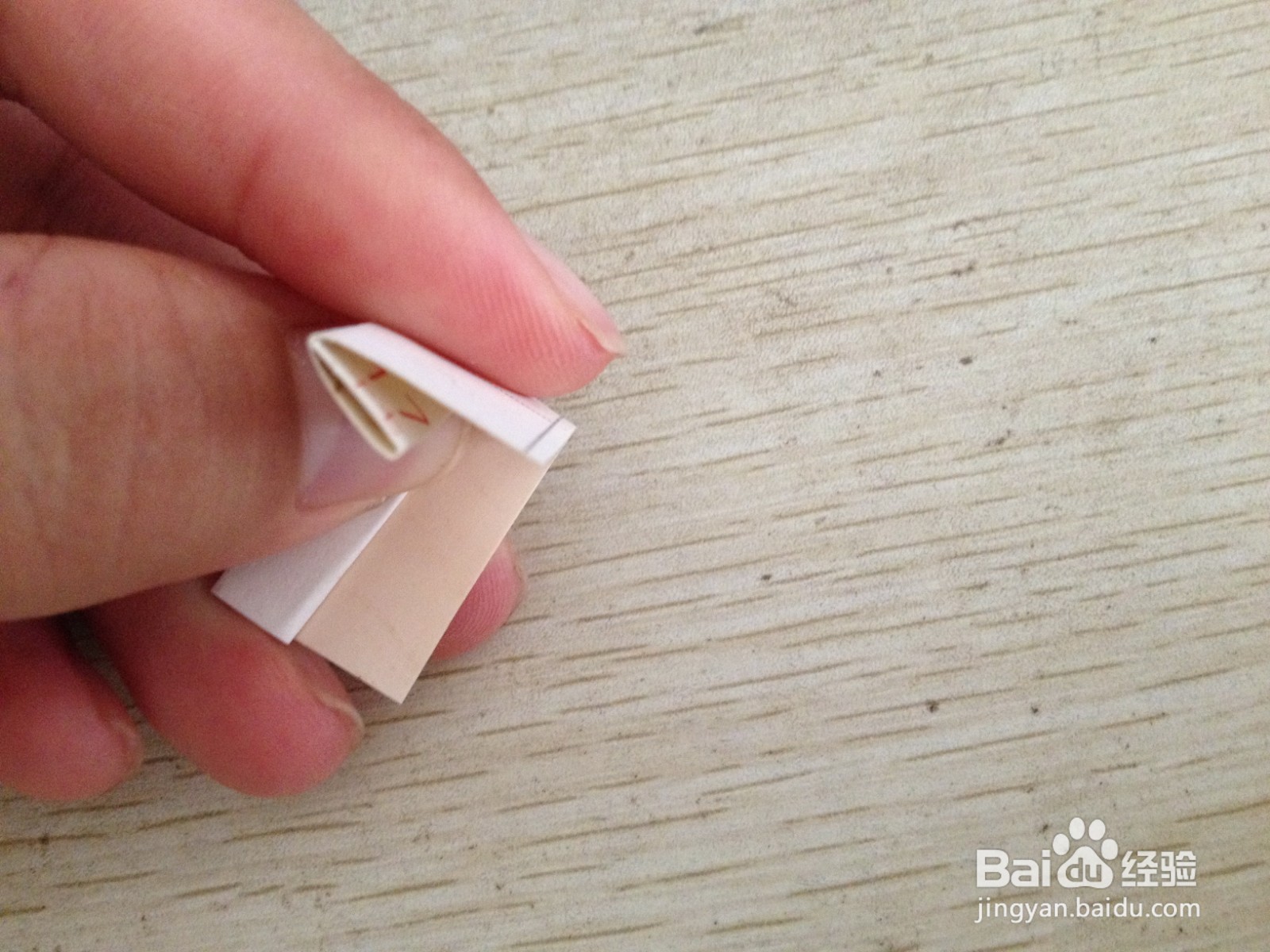 如何用一个长方形硬卡纸做两支中性笔的简易支架