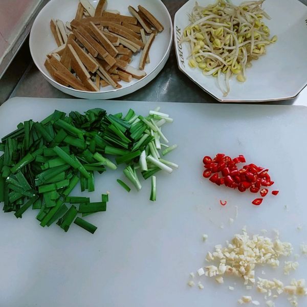 色泽鲜艳韭香豆芽炒香干