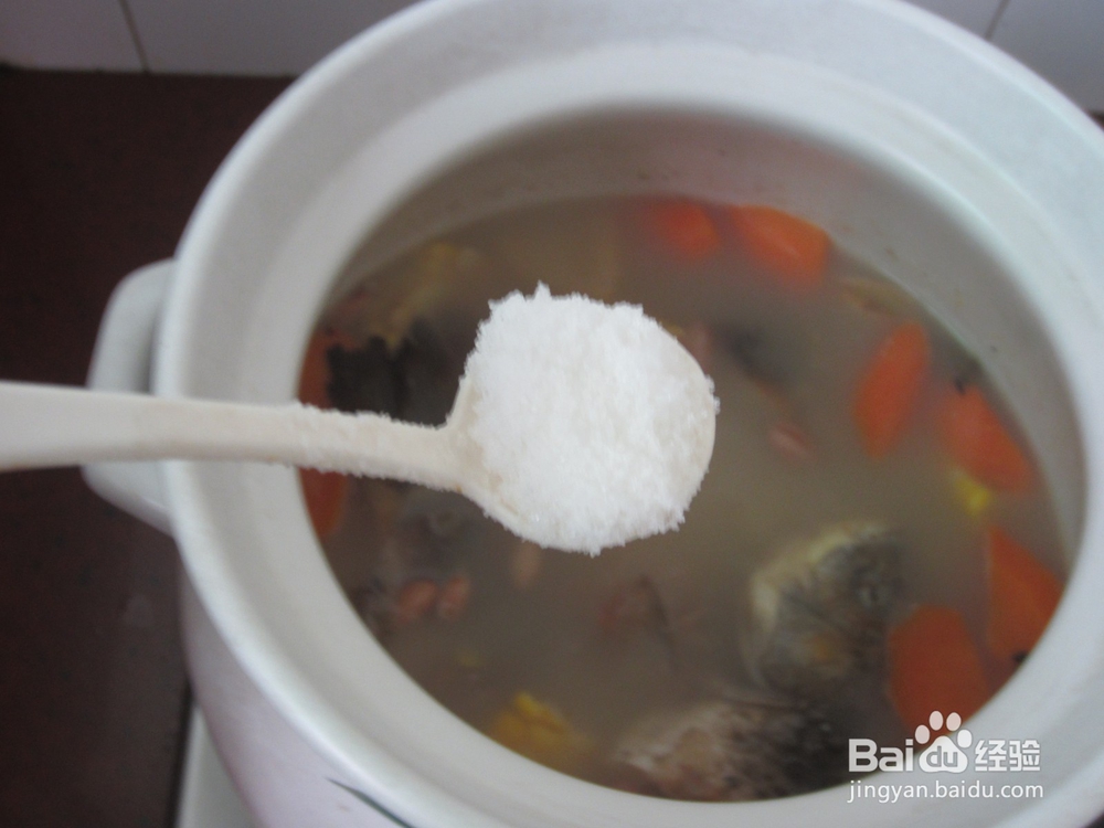 胡萝卜玉米花生鲫鱼汤