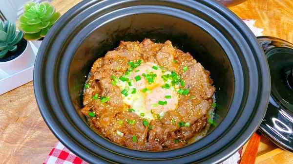 窝蛋牛肉煲仔饭
