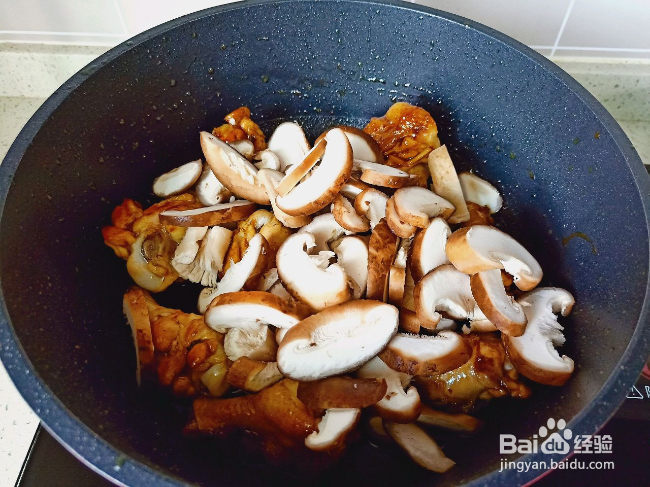 香菇焖鸡腿的做法