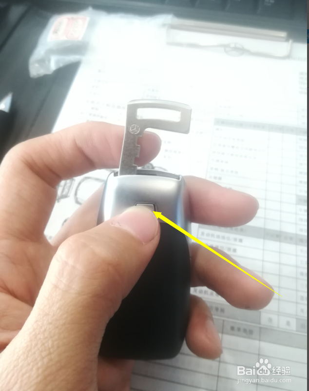 奔驰汽车遥控器如何更换电池？